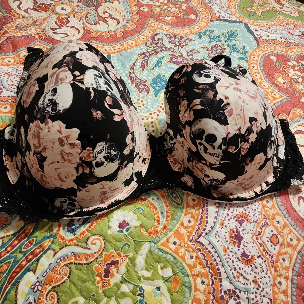 Torrid Skull and Roses Bra | Size 40DD - Picture 4 of 11